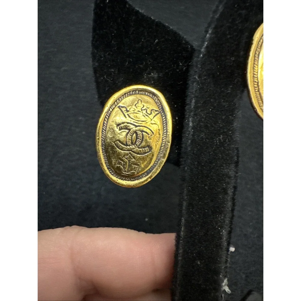 1980s Karl Lagerfeld-era Chanel, Collection 26 Gold Tone Clip On Earrings France